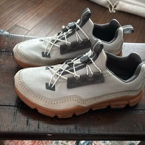Used ONCLOUD glacier pecan cloudtec women’s sneakers
